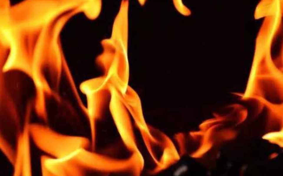 Three killed as fire destroys huts in Thane district